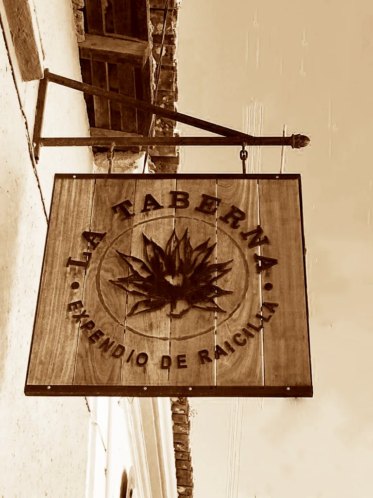 Letrero LA Taberna Expenddio de Raicilla